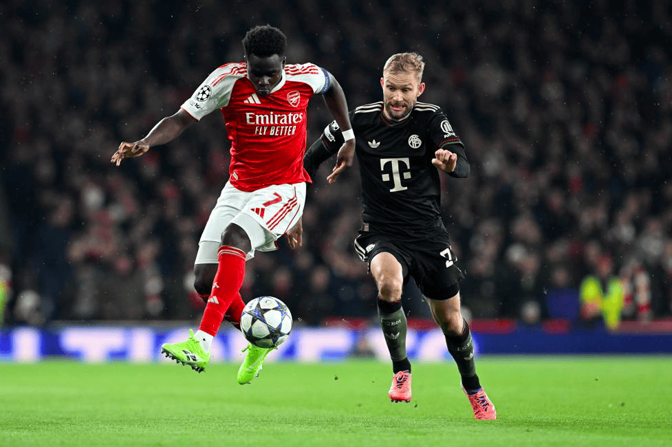 曼联在关键比赛中表现不佳，换人失误导致防守漏洞，边路优势被对手逆转，整体表现令球迷不满。（关键战曼联失色：换人失策致防线出漏洞，边路遭反制，整体表现引发球迷不满）