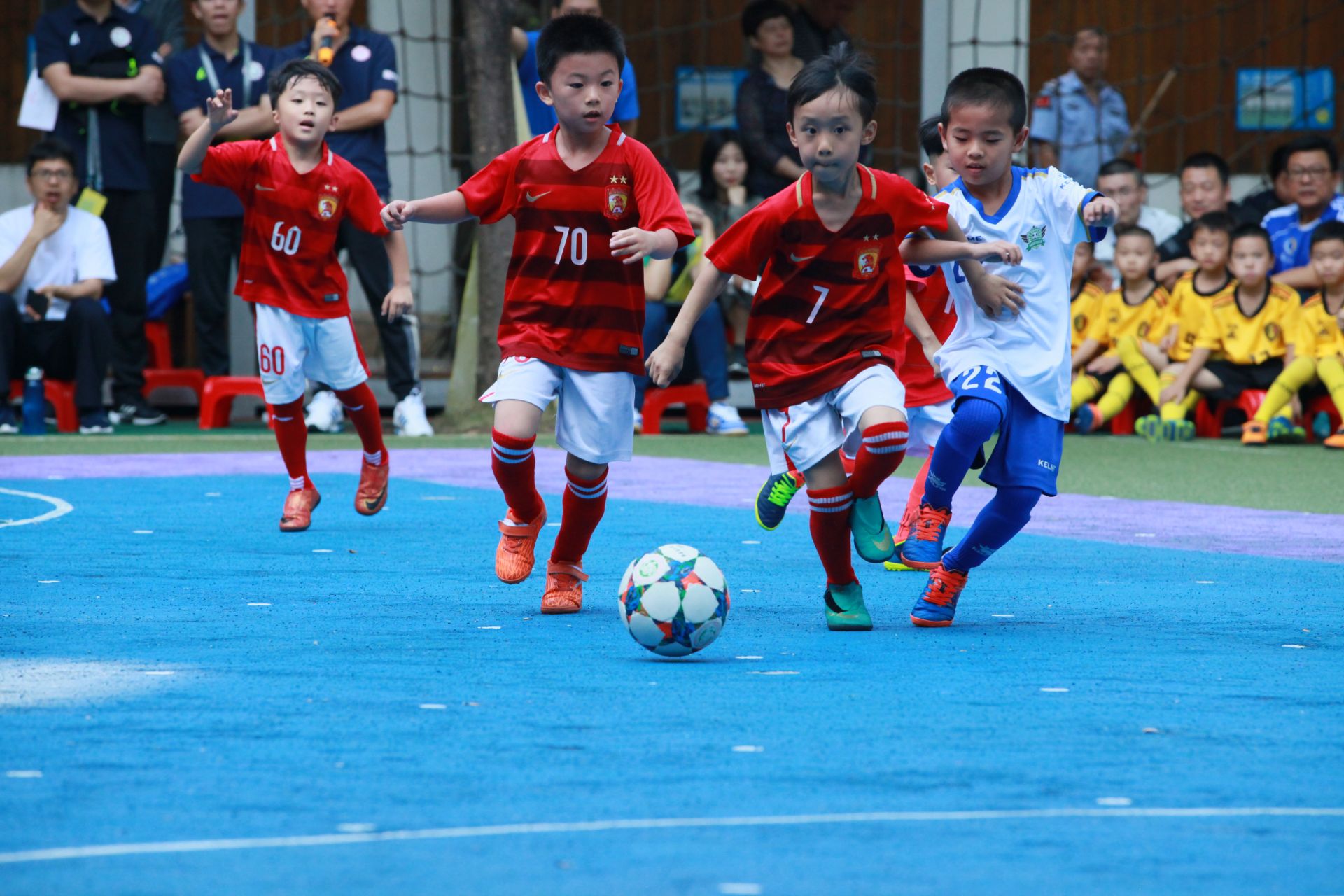 打个样子？曼城青年队4-0大胜皇马青年队（4-0！曼城青年队横扫皇马青年队，这是打样吗？）