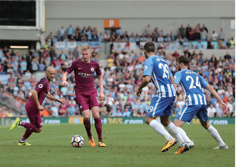 太疼了，萨勒马克尔斯被对手踩中后在地上抽动（萨勒马克尔斯遭对手踩踏后痛苦倒地抽搐）