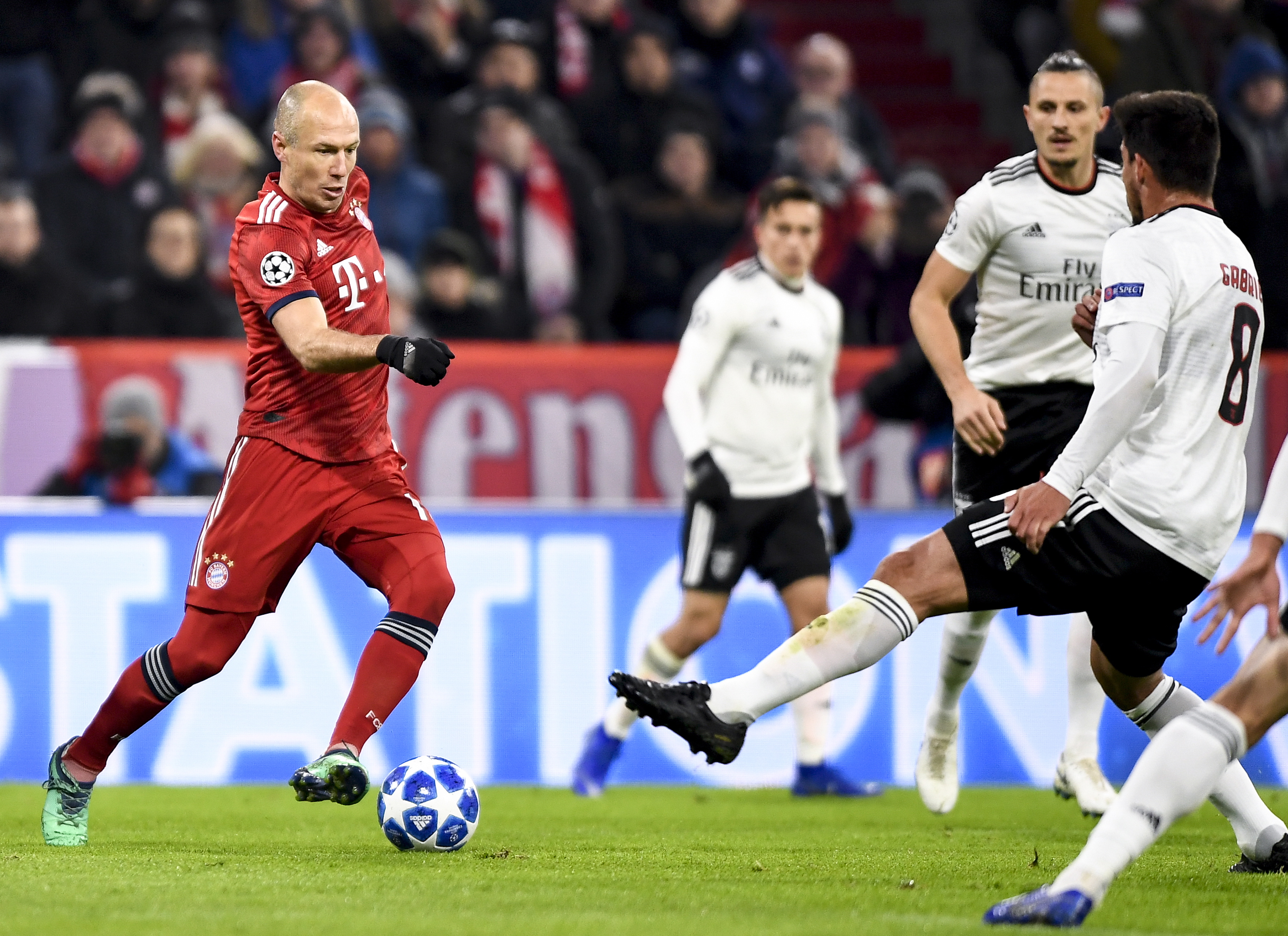 得分机器！史密斯半场11中7&三分7中4砍下19分7板3助（手感火热！史密斯半场11投7中、三分7投4中，轰下19分7篮板3助攻）