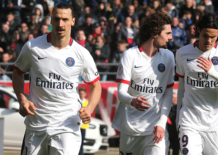 再起风波，内马尔：向教练致歉？又是哪个狗屎记者编造的谎言（风波再起：内马尔否认向教练道歉传闻，痛批记者造谣）