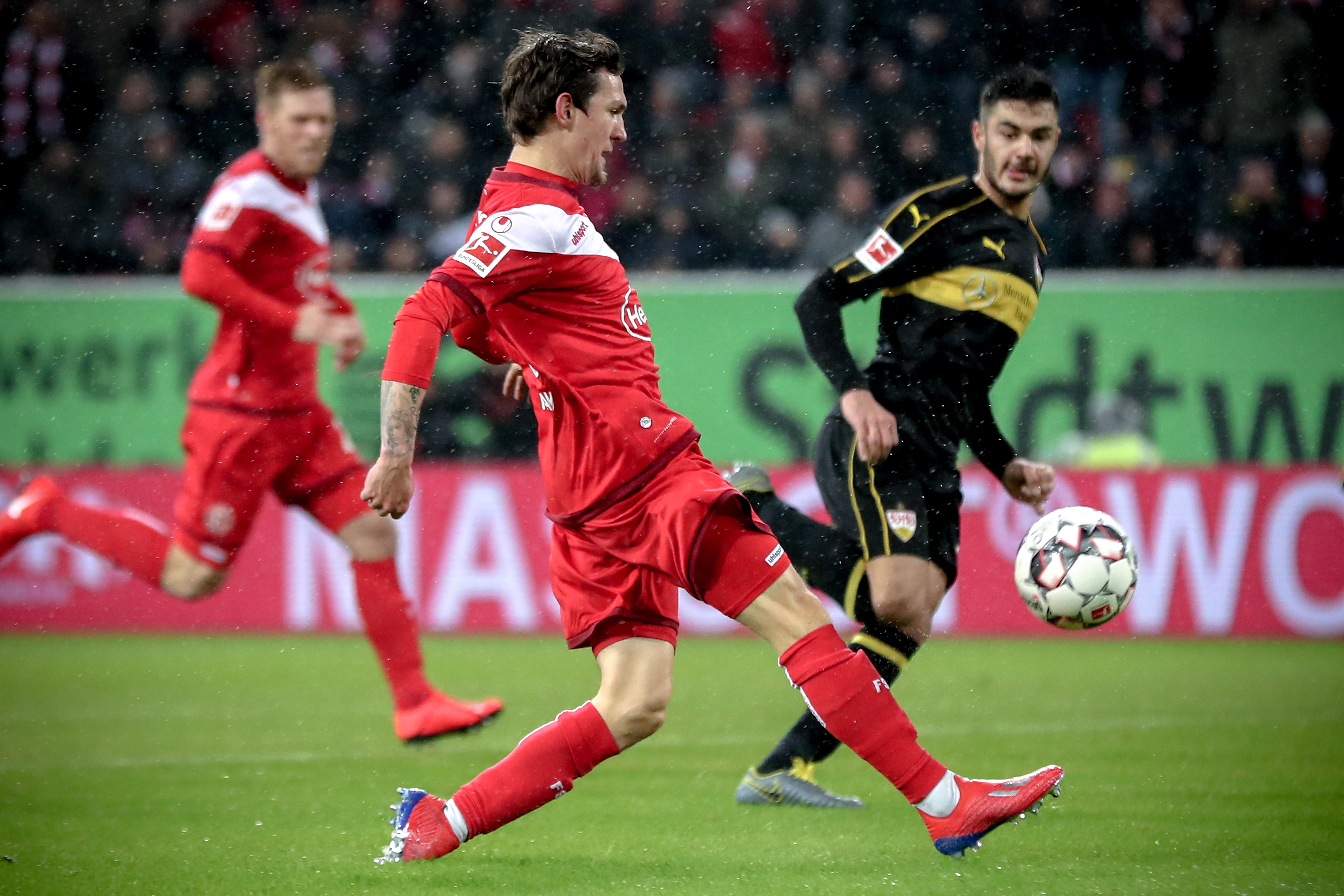 判决书：原北京人和球员陈某因多次受贿，判处有期徒刑一年半（法院判决：前北京人和球员陈某因多次受贿，获刑一年六个月）