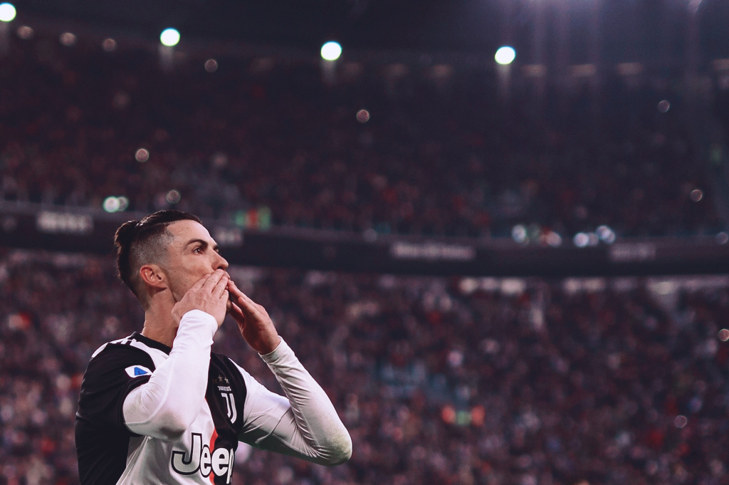 网球到底是黄色还是绿色的？ 你们觉得呢？（网球究竟是黄色还是绿色？你怎么看？）